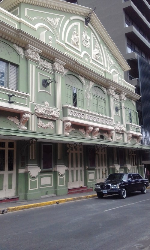 CLASSICARTTeatroVariedadesCENTRALAMERICALIMOUSINEMERCEDESLWBLANG.jpg